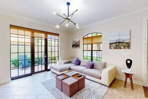 TV - Gorgeous & modern sunlit oasis with pool, patio, tennis courts, gym, & W/D (Naples)