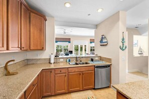 Fridge, microwave, oven, stovetop - Spacious townhouse with central AC, private washer/dryer, and high-speed WiFi (Placida)