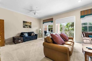 TV, offices - Spacious townhouse with central AC, private washer/dryer, and high-speed WiFi (Placida)