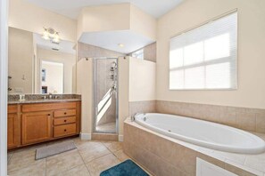 Shower, towels - Spacious townhouse with central AC, private washer/dryer, and high-speed WiFi (Placida)