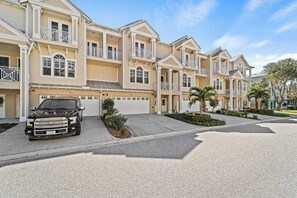 Exterior - Spacious townhouse with central AC, private washer/dryer, and high-speed WiFi (Placida)