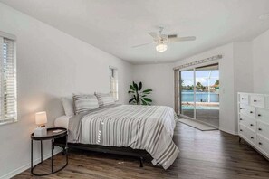 Desk, WiFi, bed sheets - Riverfront, dog-friendly home with private pool & fast WiFi (Port Charlotte)