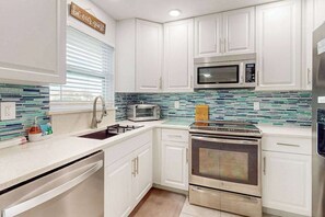 Fridge, microwave, oven, stovetop - Dog-Friendly Canal-View Retreat in Central Port Charlotte (Port Charlotte)