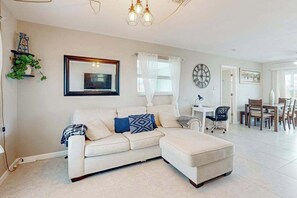 TV, offices - Dog-Friendly Canal-View Retreat in Central Port Charlotte (Port Charlotte)