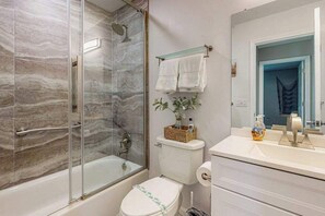 Shower, towels - Dog-Friendly Canal-View Retreat in Central Port Charlotte (Port Charlotte)