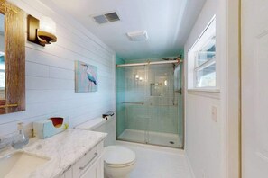 Douche, sèche-cheveux, serviettes fournies