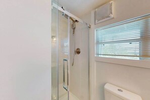 Shower, hair dryer, towels - Tropical Palm Island home steps from the beach with grill, outdoor shower, dock (Placida)