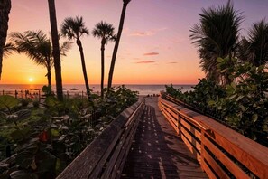 Property grounds - Charming coastal getaway with lanai, bikes - near incredible beaches & golf (Naples)