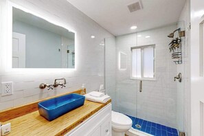 Shower, hair dryer, towels - Charming coastal getaway with lanai, bikes - near incredible beaches & golf (Naples)