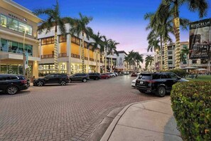 Exterior - Charming coastal getaway with lanai, bikes - near incredible beaches & golf (Naples)