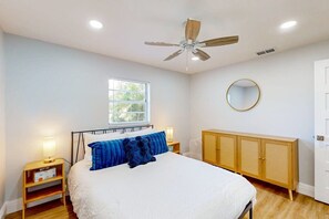 Iron/ironing board, Internet, bed sheets - Charming coastal getaway with lanai, bikes - near incredible beaches & golf (Naples)