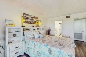 2 bedrooms, WiFi, bed sheets - Top-floor, Dog-Friendly, Snowbird Retreat Private Beach Access & Gulf Access (Port Charlotte)