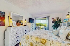 2 bedrooms, WiFi, bed sheets - Top-floor, Dog-Friendly, Snowbird Retreat Private Beach Access & Gulf Access (Port Charlotte)
