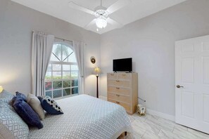 3 bedrooms, Internet, bed sheets - Peaceful home with pool, patio, lanai, TV & fitness room - snowbird-friendly (Naples)