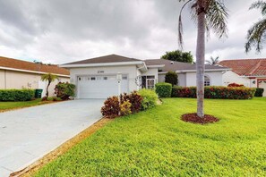 Property grounds - Peaceful home with pool, patio, lanai, TV & fitness room - snowbird-friendly (Naples)