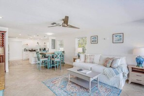 TV, offices - Dog-friendly home plus attached studio with fenced yard, washer/dryers, & AC (Naples)