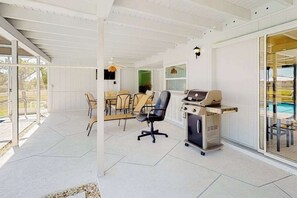 Outdoor dining - Bright Florida home with pool, gas grill, private pool, and washer/dryer (Rotonda West)