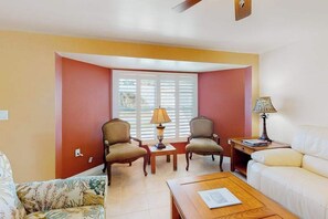 TV, DVD player, offices - Bright Florida home with pool, gas grill, private pool, and washer/dryer (Rotonda West)