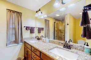 Shower, hair dryer, towels - Bright Florida home with pool, gas grill, private pool, and washer/dryer (Rotonda West)