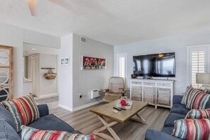 TV, DVD player, offices - Sunny and serene oceanfront condo with pool, tennis, lanai, & washer/dryer (Naples)
