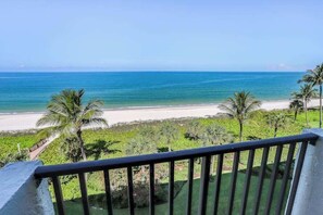 Property grounds - Sunny and serene oceanfront condo with pool, tennis, lanai, & washer/dryer (Naples)