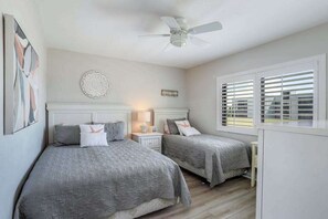 2 bedrooms, Internet, bed sheets - Sunny and serene oceanfront condo with pool, tennis, lanai, & washer/dryer (Naples)