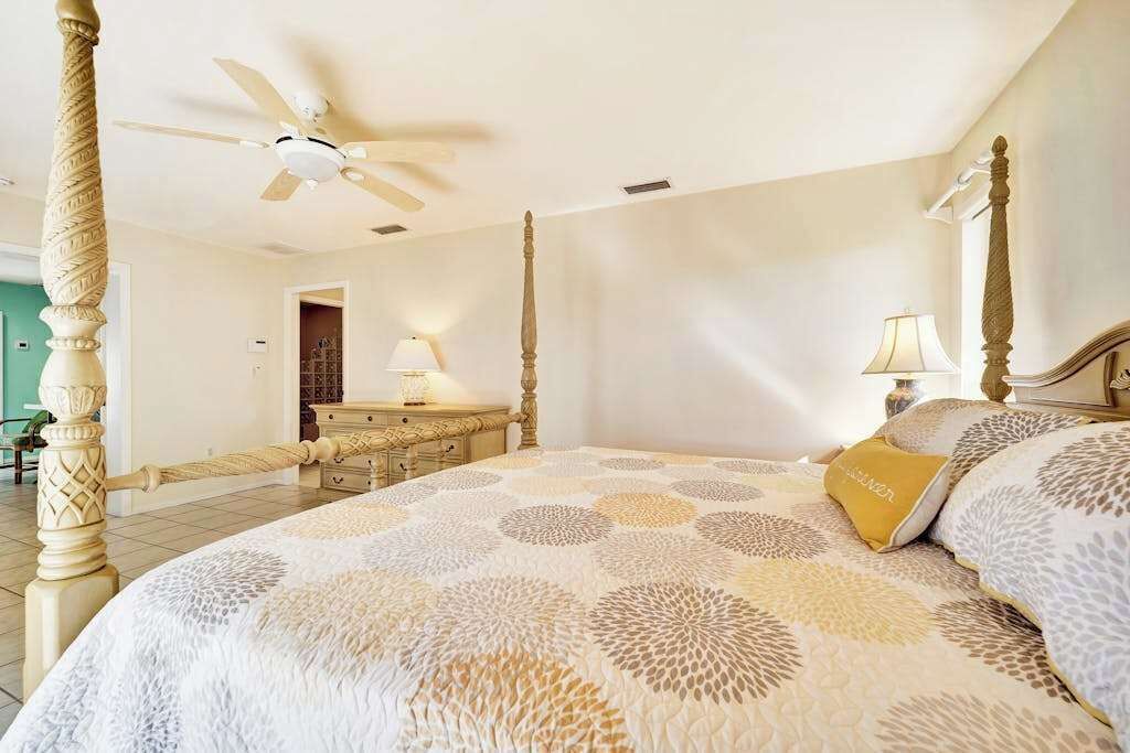 3 bedrooms, desk, WiFi, bed sheets