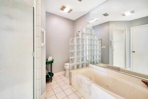 Douche, sèche-cheveux, serviettes fournies