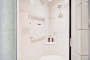 Shower, hair dryer, towels - Waterfront Oasis with Private Pool, Lanai, Fishing Dock & Gulf Access (Punta Gorda)