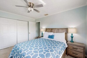 3 bedrooms, iron/ironing board, travel cot, WiFi - Palm-lined waterfront retreat with enclosed pool, inviting patio, & central AC (Rotonda West)