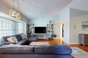 TV, offices - Palm-lined waterfront retreat with enclosed pool, inviting patio, & central AC (Rotonda West)