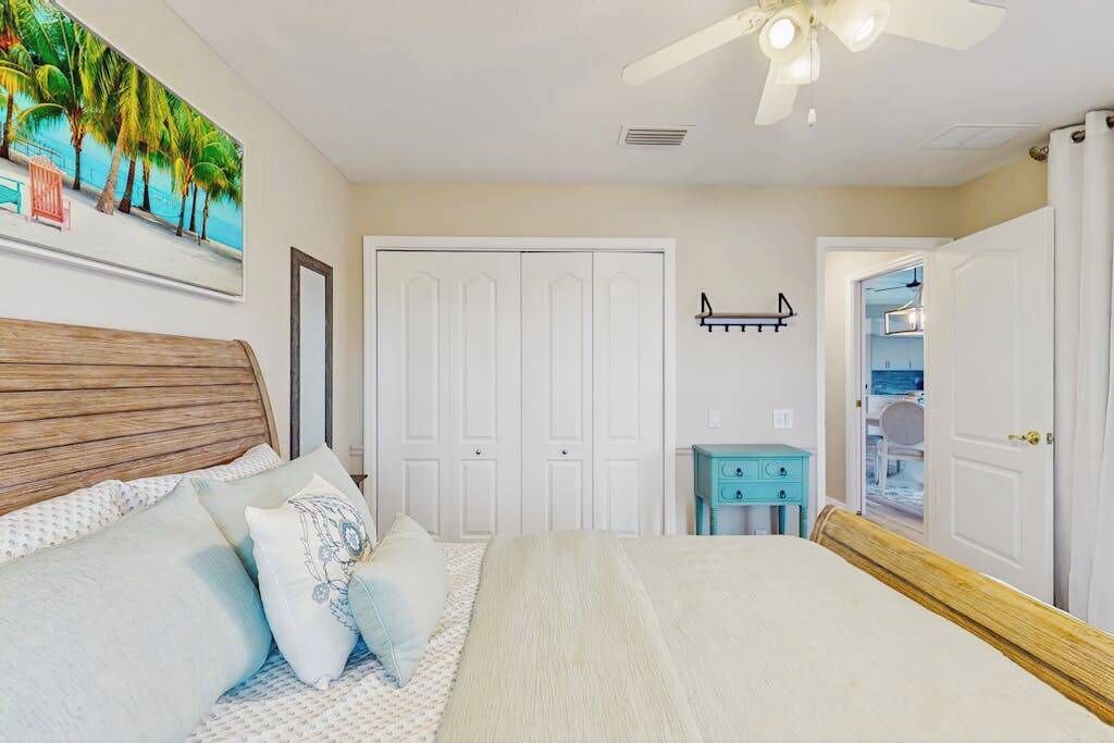 3 bedrooms, desk, iron/ironing board, travel cot