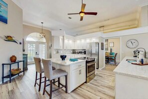 Fridge, microwave, oven, stovetop - Sailboat-Access Waterfront Retreat with Sunset Pool Living (Punta Gorda)