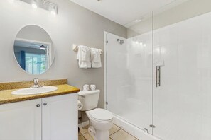 Douche, sèche-cheveux, serviettes fournies