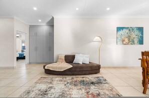 Room - Zen Lotus Private Pool - Patio - Garage - Yard (Darwin)
