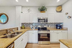 Fridge, microwave, oven, stovetop - Lakefront retreat with heated pool, hot tub, gym & tennis (Naples)