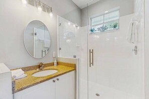 Shower, hair dryer, towels - Lakefront retreat with heated pool, hot tub, gym & tennis (Naples)