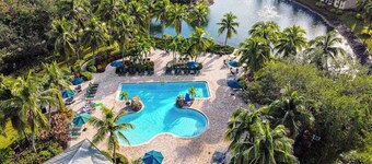 Lakefront retreat with heated pool, hot tub, gym & tennis