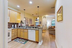 Fridge, microwave, oven, stovetop - Elegant villa with private lanai, desk, resort pool, spa & washer/dryer (Naples)
