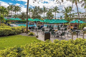 Outdoor dining - Family-friendly lakefront condo with pool, hot tub, and golf (Naples)