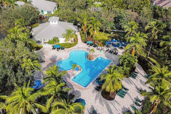 Pool - Family-friendly lakefront condo with pool, hot tub, and golf (Naples)