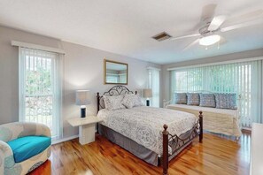 2 bedrooms, iron/ironing board, WiFi, bed sheets - Tropical paradise near the beach with enclosed private pool & lanai (Punta Gorda)