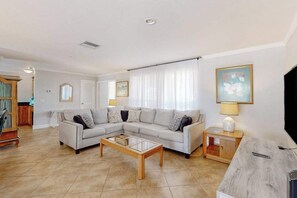 TV, offices - Tropical paradise near the beach with enclosed private pool & lanai (Punta Gorda)