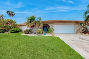 Exterior - Tropical paradise near the beach with enclosed private pool & lanai (Punta Gorda)