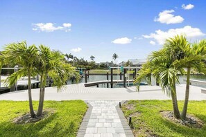 Pool - Gorgeous coastal dog friendly home with private pool/hot tub & dock (Marco Island)