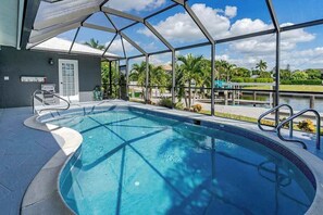 Pool - Gorgeous coastal dog friendly home with private pool/hot tub & dock (Marco Island)