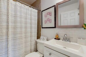 Shower, towels - Cozy downtown bungalow w full kitchen, private patio & close to everything (Naples)