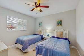 2 bedrooms, WiFi, bed sheets - Cozy downtown bungalow w full kitchen, private patio & close to everything (Naples)