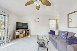 TV, offices - Cozy coastal duplex with full kitchen, close to beach & shopping (Port Charlotte)