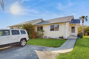 Property grounds - Cozy coastal duplex with full kitchen, close to beach & shopping (Port Charlotte)